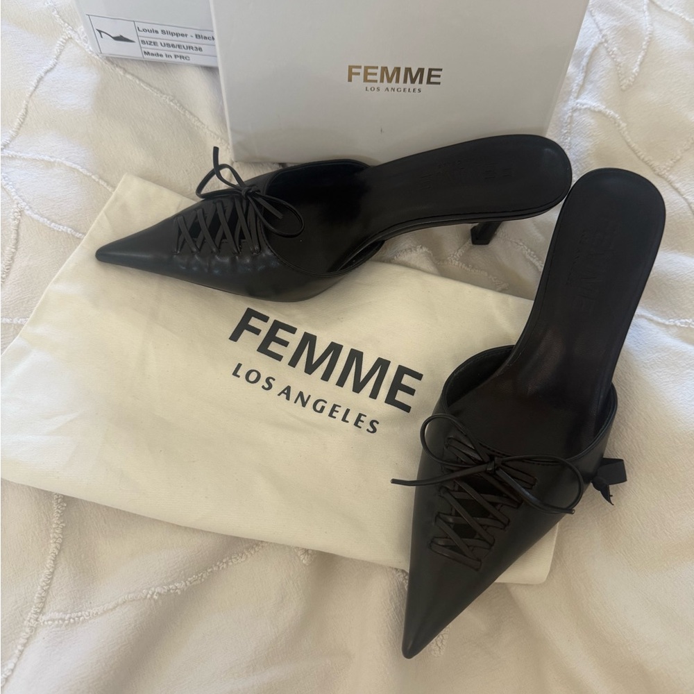 Femme Los Angeles Black Pointed Louis Slipper Black Size 6